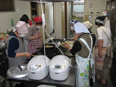 「厨房にて調理をされる西京地区更生保護女性会の皆さん」 