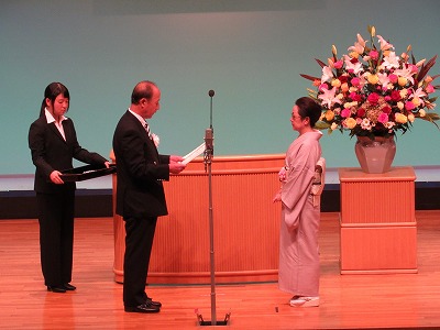 「京都更生保護施設連盟会長表彰を授与される，金有作理事長」