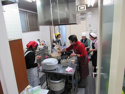 「厨房にて調理をされる下京南地区更生保護女性会の皆さん」