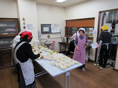 「厨房にて調理をされる下京南地区更生保護女性会の皆さん」