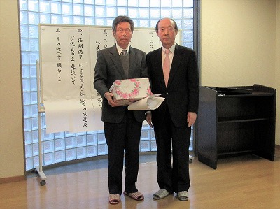 「退任される兪炳宰氏（左）に金有作理事長から感謝状並びに記念品が贈呈された」