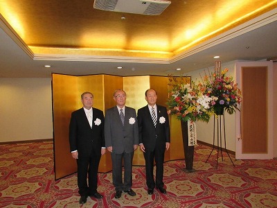 「来賓の方々を迎える（右から）金有作理事長，金安一副理事長，脇田健治施設長」