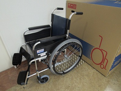 「寄贈を受けた，アルミフレーム製自走型の車椅子」